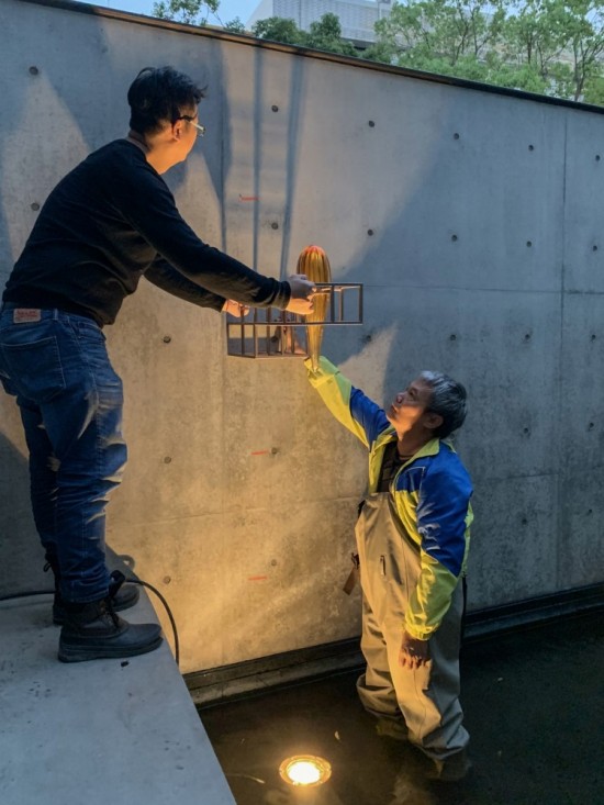 小心翼翼地捧起琉璃燈飾與金屬欄框，在不同高低的位置與角度，看見光影千變的樣貌。