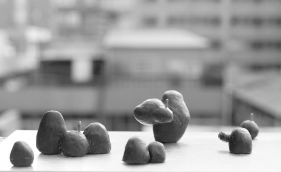 藝術(shù)品《漂浮著》-石頭成山頭，雲(yún)躲藏裡間，蘊(yùn)含對(duì)雲(yún)、對(duì)海浪漫的心思。(圖為素模)
