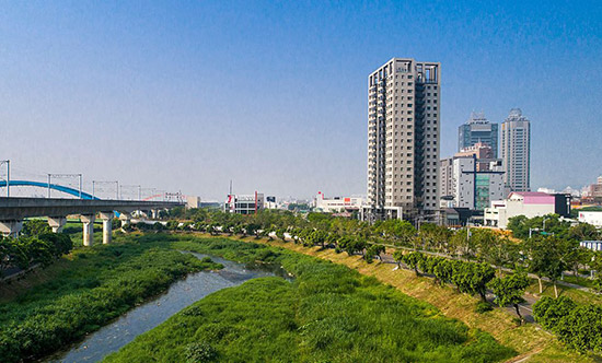 正對(duì)筏子溪河濱景觀，自在的淳住境界，呼吸間就能凝注四季滋味