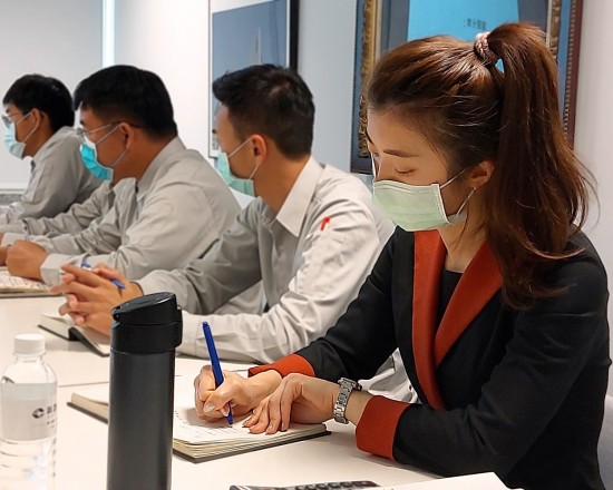 新進(jìn)夥伴聽取建議並勤做筆記，也期許自己成為態(tài)度與能力兼?zhèn)涞墓ぷ髡摺?>
										<div   id=