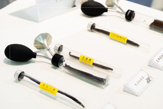 透過(guò)香草風(fēng)味輪，探索來(lái)自大溪地、巴布亞新幾內(nèi)亞、東加王國(guó)等， 13款不同品種的香草莢，從清新到濃郁、風(fēng)味變化無(wú)窮，每種氣味因人而異，豐富又有趣。