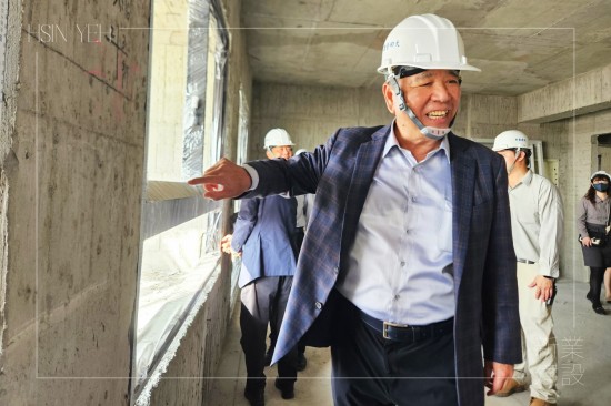 新業(yè)建設(shè)創(chuàng)辦人穆椿松先生自身為建築師，講究工法與品質(zhì)，以職人匠心成就一座座優(yōu)質(zhì)的品味建築。