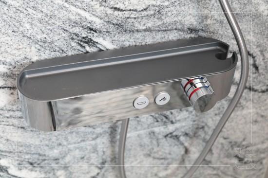 沐浴龍頭最重要的是要提供穩(wěn)定的水溫，新業(yè)職人團(tuán)隊(duì)除了選擇恆溫龍頭，更加入美學(xué)條件及機(jī)能性，採(cǎi)用兼具外觀設(shè)計(jì)及收納功能的產(chǎn)品。