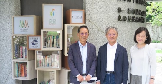左起新業(yè)建設董事長卓勝隆、文化局長王志誠與知名作家廖玉蕙於人文書席前合影。（圖片提供：臺中市文化局）