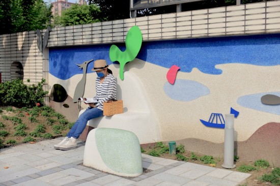 樹影搖曳，陽光灑落，有山、溪、動物愜意的作陪，和諧共處，人們能自然地融入風(fēng)景中，愛惜自然的種籽也悄然萌芽。(圖為成功國小後門左側(cè))