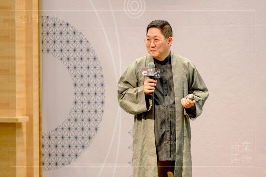 講座當(dāng)天，馮翊綱老師著一席改良版中式長(zhǎng)袍，舉手投足間，盡顯相聲大師風(fēng)範(fàn)。