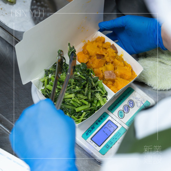 每位長(zhǎng)輩需求不同，由營(yíng)養(yǎng)師依長(zhǎng)輩的飲食禁忌、咀嚼及吞嚥狀況等，精準(zhǔn)調(diào)配克數(shù)，讓每份餐點(diǎn)都是「我們?cè)诤跄沟臏嘏?>
										<div   id=