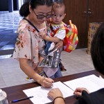 寶寶緊貼在媽咪的身上，睜大的雙眼寫滿了好奇，而媽咪簽到時所書寫的每一筆畫，就像對新業(yè)宜家的肯定及託付。