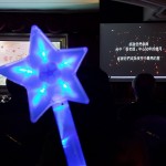 張老師成為暗夜中的守望者，守護(hù)著每一株小小心靈的幼苗，如手中的星光棒點(diǎn)亮孩子心中的希望。