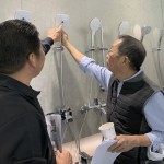 蓮蓬頭的紋路曲線、孔洞大小與位置，都會決定出水量的均勻程度，根據(jù)水壓強度也會帶來按摩舒壓的作用。職人認為，一天尾聲就該讓自己置身之下，感受氤氳蒸騰，是舒心暢快迎接嶄新黎明的關鍵。(圖右一為新業(yè)建設卓勝隆董事長）