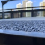 抿石子反覆繁瑣的過程，堅(jiān)持終有所成，手工一遍遍擦拭著，質(zhì)感較細(xì)緻，觸感較溫和。