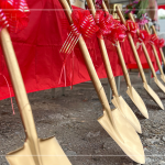 閃耀著金銅色光輝的開工鏟子，將剷出心中築夢成真的美好願景，期待往後的日子與建築的共築共長。