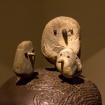 藝術(shù)家王忠龍透過廢五金與原石創(chuàng)作，認(rèn)為廢五金是人類使用生活的足跡，代表人的角色，石頭是完全沒有經(jīng)過人工的雕琢，代表自然的角色，寓意人跟自然的和諧關(guān)係。