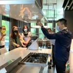 用指尖撫摸材質(zhì)的觸感，感受機(jī)能的到位，收納及清理系統(tǒng)化、操作動(dòng)線流暢，是新業(yè)職人選品的著重點(diǎn)。(圖左二為新業(yè)卓勝隆董事長(zhǎng))