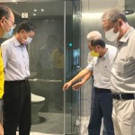 沐浴時光開啟與自己的一段對話，並保有一方私領域，由職人的獨特眼光及選品的標準，方可擁有沉澱心靈的舒適空間。(圖右一為新業(yè)建設名譽董事長-穆椿松先生、圖右二為卓勝隆董事長）