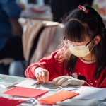 動動手指，刻畫出獨一無二的年節(jié)意象圖樣，印製在春聯(lián)與紅包袋上，更可以帶回家重複使用，讓這個過年很不一樣！