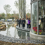 【觀峰】的水岸與綠地，翠林綠水隨侍生活左右。