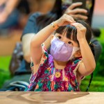 有趣的互動遊戲，讓小朋友模仿動作，打開好奇心與專注力，跟著舞臺上的大哥哥大姊姊一起玩音樂。