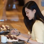 家族們優(yōu)雅的細(xì)嚐著每一款來自不同國家的巧克力，搭配著冠軍咖啡，是為午後的一場閒情逸致。