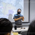 地圖展開(kāi)，新業(yè)建設(shè)－卓勝隆董事長(zhǎng)（圖中）細(xì)數(shù)新業(yè)近30座的作品，從都市的發(fā)展等交通要件，說(shuō)明新業(yè)精準(zhǔn)的選地哲學(xué)，沿著環(huán)74線(xiàn)理論，探討至企業(yè)永續(xù)經(jīng)營(yíng)的責(zé)任。