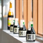 陽光下，五款不同的醬油，用著不一樣的釀造方式，舌尖上展現(xiàn)不同的風味與香氣。