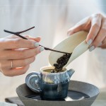 從日常茶飯事昇華到美學(xué)層次，卻又不同日本茶道般正襟危坐的臺(tái)式茶席。老師表示「喝茶是一種偷得浮生半日閑的樂(lè)趣，一杯清香回甘的好茶，可以把人帶入放鬆的狀態(tài)?！?>
										<div   id=