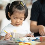 孩子們揮灑著創(chuàng)意，將捏製好的陶風(fēng)鈴物件塗滿色彩，小手上有著顏料的印記，期待燒製完成的這只創(chuàng)作品。