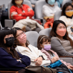 以幽默詼諧的方式分享親身經(jīng)歷，讓在座的家族好友們歡笑不斷。