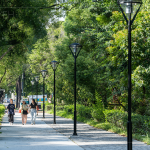 「新業(yè)-築願景」步出家門，迎接綠意廊道、優(yōu)美景緻，悠閒休憩，生活與自然融合。