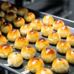 登！出爐囉～用溫?zé)犭p手一捏一壓，一顆顆如黃金般的美好心意，在佳節(jié)時(shí)刻為長輩們獻(xiàn)上深深祝福。