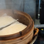 蒸籠炊煙裊裊昇起，開(kāi)蓋時(shí)混著純樸的香味，蒸熟的蘿蔔糕表面鼓脹、內(nèi)裡軟嫩，待放涼後切片，入煎鍋。