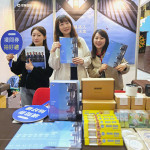 當(dāng)天準(zhǔn)備豐富、精美的抽獎(jiǎng)禮品，公司客製化河貍玻璃吸管、吸水杯墊、旅行鋼杯、造型書籤、運(yùn)動(dòng)毛巾…等，吸引同學(xué)目光，拉近與新一代年輕人之間的距離。