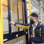 氣密窗歷經(jīng)多次風壓施加後，營建部工地主任-吳瑞隆，仔細檢查窗框是否有變形，確認開關(guān)運行的流暢度及穩(wěn)定性。