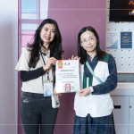 邀請(qǐng)25位苗栗家扶中心的大小朋友入廳觀影，透過這場(chǎng)小小的公益行動(dòng)，築起一份溫暖的陪伴；圖右一為家扶中心李甄芳督導(dǎo)，感謝新業(yè)分享公益席位。