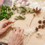 每款花色搭配的花材不盡相同，白色花色以烏桕、法國(guó)白梅、蠟梅、尤加利葉、米香、千日紅、棉花及各類(lèi)果實(shí)拼貼而成。