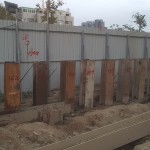 鋼軌樁為國內(nèi)常用的擋土壁材料，一個個列隊貫入地盤中。