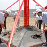 由新業(yè)建設(shè)穆椿松董事長（左一）帶領(lǐng)同仁們，開始動土儀式。
