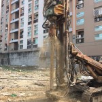 鑽機運轉(zhuǎn)，深入地表底層，有如大地的診治醫(yī)生，透過機密的儀器，了解大地的五臟六腑，規(guī)劃出合適的建築工法。