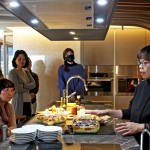 觀峰邀請(qǐng)廚具設(shè)備老師掌握「蒸烤箱」、「洗碗機(jī)」等廚具的使用訣竅，現(xiàn)場(chǎng)示範(fàn)了蔬食料理教學(xué)，宛如一場(chǎng)小而美的輕食饗宴！