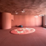 「新業(yè)觀峰」室內(nèi)遊樂區(qū)映入眼簾的是寬敞的橘紅色調(diào)，但內(nèi)有玄機：地面、壁面鋪上天然亞麻，並以硅藻土作為天花板塗料，搭配山洞、活動積木、書架可多元使用。