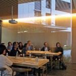 新業(yè)建設(shè)董事長卓勝?。ㄓ叶┘熬友兴êB師團(tuán)隊(duì)進(jìn)行簡報(bào)說明，將新業(yè)宜家的建築立面、動(dòng)線與公設(shè)空間一一介紹，現(xiàn)場宛如與建築進(jìn)行一場沉穩(wěn)而內(nèi)斂的對話。