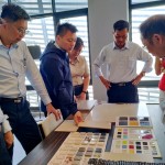 如何將美學(xué)真正實(shí)現(xiàn)在生活中？具備易清理、不易殘留油煙及污漬的人造石檯面與烤漆玻璃，在整體搭配上也需要同步想像，視覺(jué)效果的用色等。