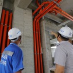 每一條管線宛如建築的筋絡(luò)血管，平整、有條理不紊亂的管線配置，才能為將來種下舒適的環(huán)境，現(xiàn)場(chǎng)工地主任與水電廠商按圖施工監(jiān)督把關(guān)。