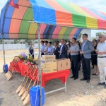 新業(yè)建設(shè) 穆椿松名譽董事長(右五)，帶領(lǐng)著各部門職人團隊，一同焚香祝禱，相信心誠則靈，能使【築願景】在天時、地利、人和的條件下完美開展。