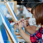 拿起畫筆，輕描淡繪著想像，今年冬季，點(diǎn)亮一盞屬於你溫暖的樹，收藏這份來自冬日的祝福。