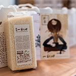 手捧一畝田，品嚐著音符的綿密，分享在座嘉賓。