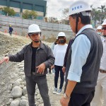 藝術(shù)家王忠龍(左一)與新業(yè)團(tuán)隊一同前往【築願景】基地選石，表達(dá)這塊土地與建築物之間的對話及密切關(guān)係。