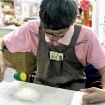 將羊毛絮包覆到皂體上，接著在每一面都進(jìn)行「氈濕」的程序，讓原本輕盈的羊毛吸收水分後重量增加與皂體緊密貼合，使羊毛皂更好地同時達(dá)到滋潤肌膚與去角質(zhì)的作用。