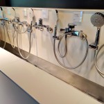 新業(yè)職人團隊了解每人偏好的水壓力道不同，打開蓮蓬頭，生活中的瑣事，隨著水渦消散，沖洗去一身的疲憊與喧囂，在氤氳升騰的霧氣中療癒身心。