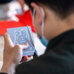 這次活動選擇版畫藝術的其中一種技法—凸版版畫，先在樹酯版上刻好圖樣後，沿著線條邊緣將圖樣剪下，之後再隨意與其他元素圖樣進行印製，屬於自己獨一無二的作品就完成了！